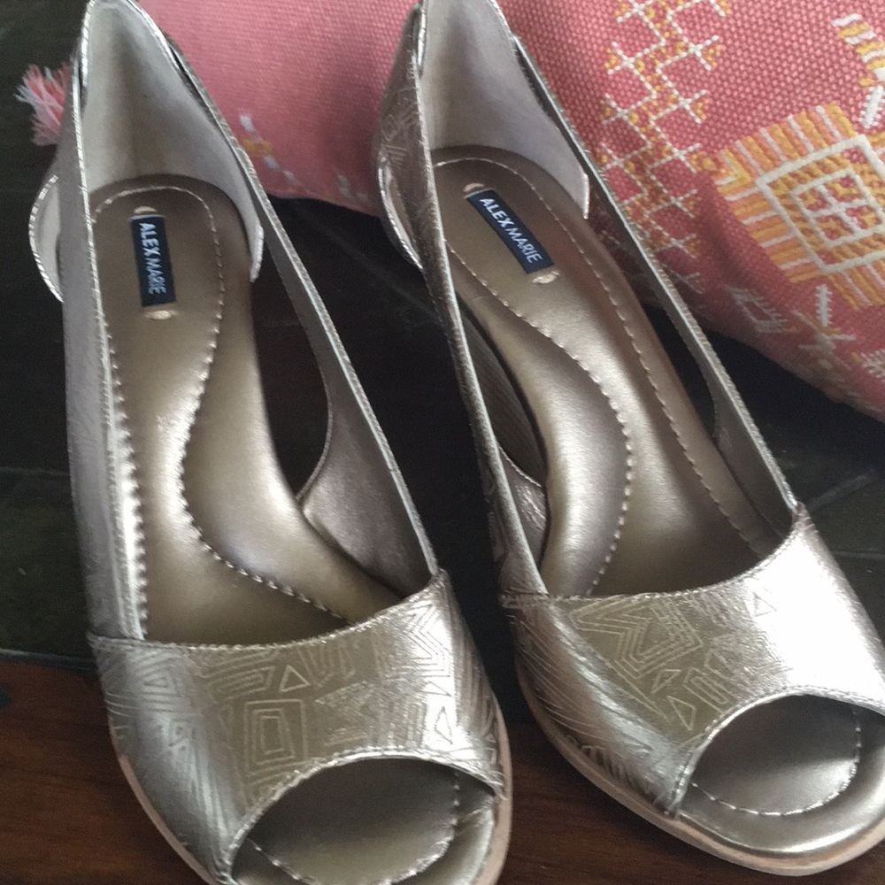 Alex Marie open toed wedge size 9M in gold